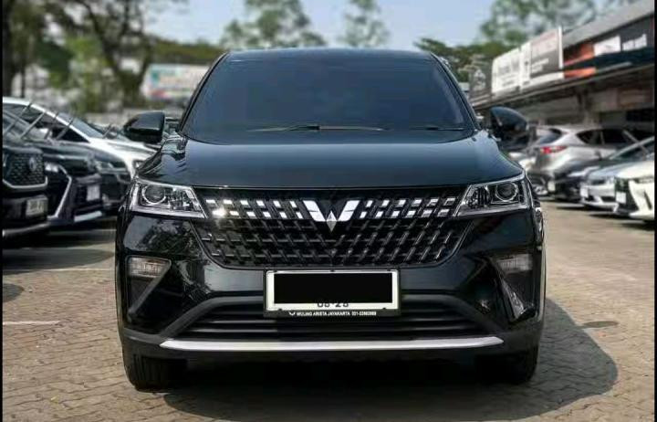 Proses pengecekan kualitas mobil bekas di showroom CMBET